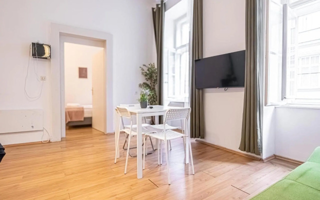 Comfortable 2BR Apt. Central and Well Connected