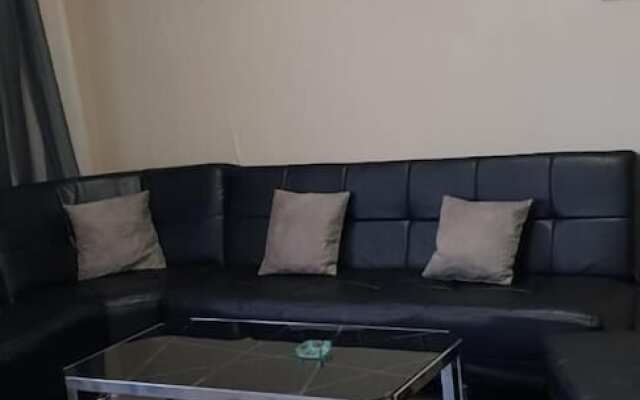 Apartment on Kandelaki Str.