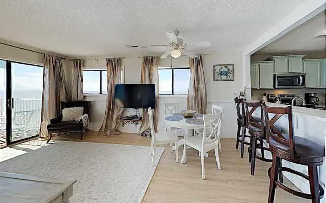 New Listing! Oceanfront W/ Balcony & Pool 1 Bedroom Condo