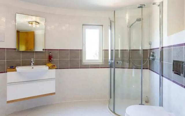 Sleeps10/18-parking-garden-pool-hottub-balcony