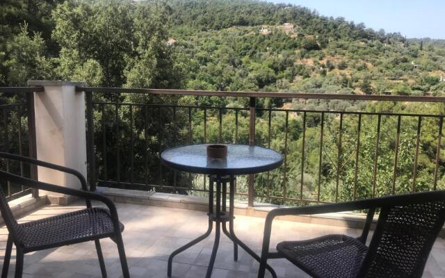 Raxes Kastanies Despina Studios # 4