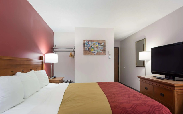 Econo Lodge Inn & Suites