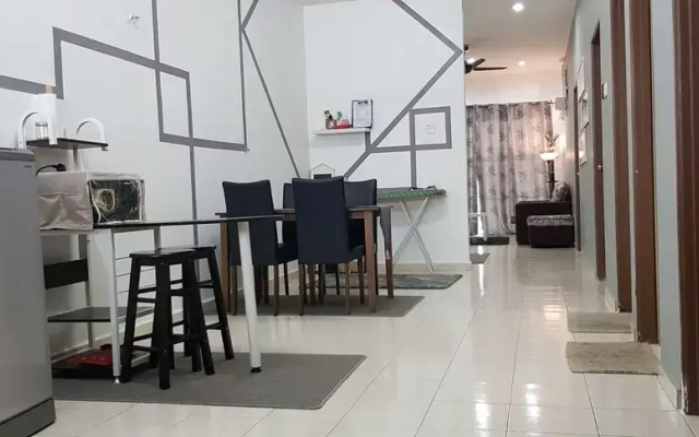 Fahaz Lumut Homestay