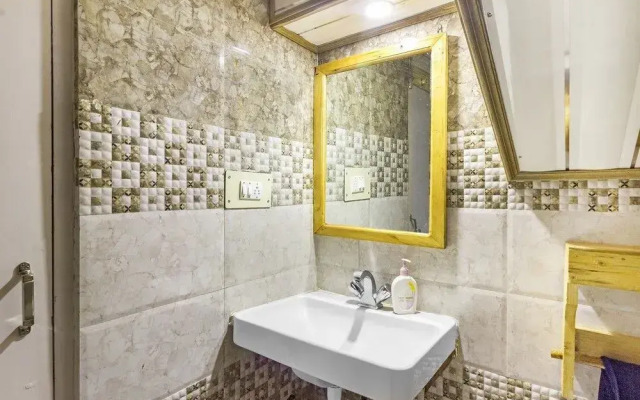 GuestHouser 1 BR Bed & Breakfast 83ac