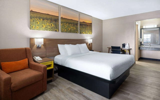 Days Inn & Suites by Wyndham Kokomo