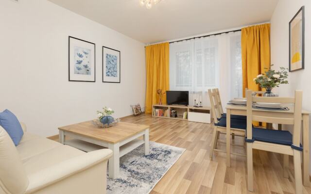 Dabrowskiego Apartment by Renters