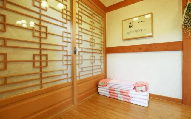 Jeonju Hanok Sukbak Cheheomgwan Pension