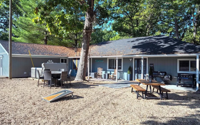 White Oak Landing Spacious 6 BDR w/ Boat Slip!