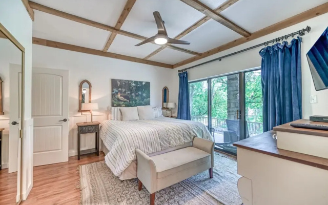 New! Luxurious Riverfront Condo Just 1 Blk to Schlitterbahn!