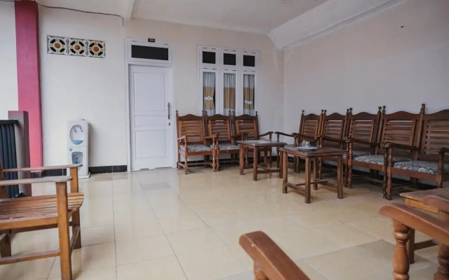 RedDoorz Syariah near Kebun Raya Liwa