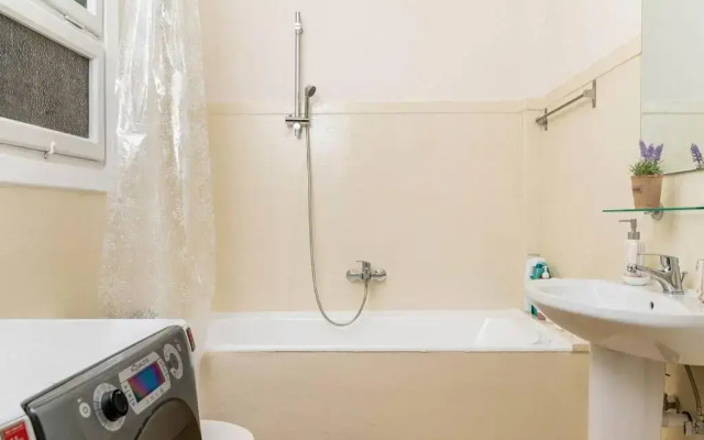 New Huge 5bdr/2bath Apt(+Netflix)/1min Toacropolis
