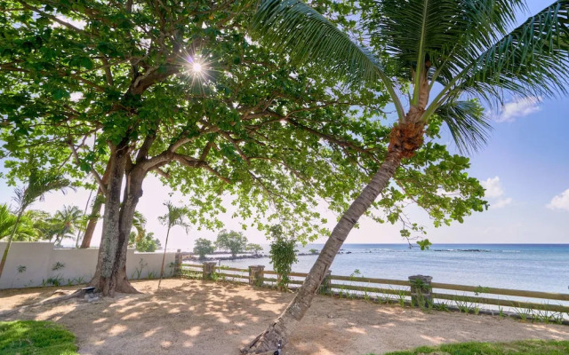 Les Estivales Beachfront Suites & Penthouses with LOV
