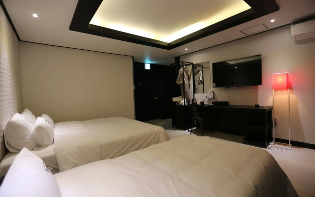 Gupo Station Almond Hotel