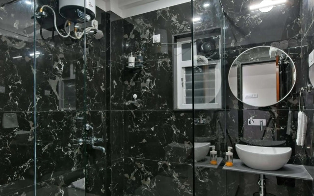 SaffronStays Riverdale, Mulshi - Lakefront villa with pool and mountain view