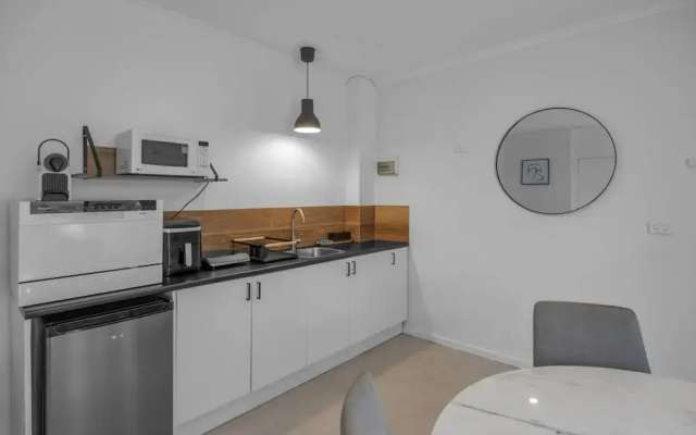Central 1-bed Adelaide Apartment With Balcony