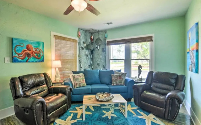 2 Mi to Beach & Seawall: Quaint Home in Galveston!