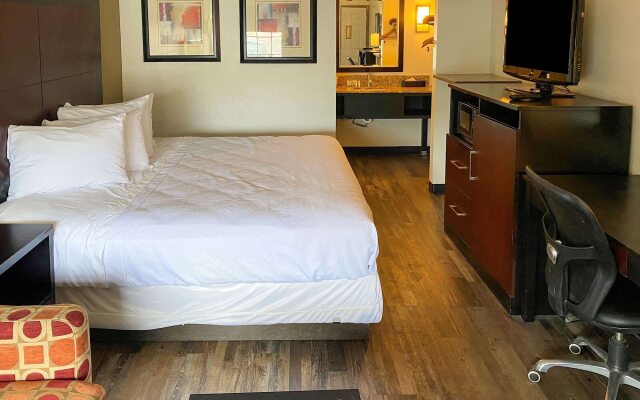 Clarion Pointe Independence - Kansas City