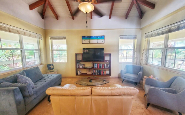 Lucky Duck Villa - Private Beach Escape
