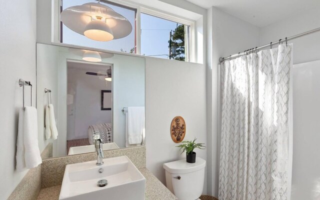 The Local - 2 Blocks to DT Fay - Walk Everywhere!