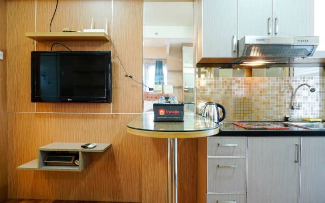Furnished Studio with Comfortable Design Green Pramuka Apartment