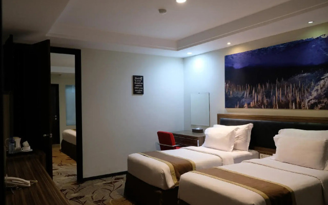 Travellers Hotel Phinisi