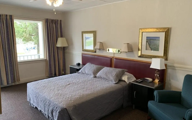 The Lionstone Inn Motel and Cottages