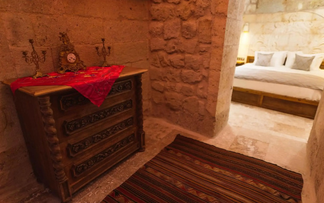 Solo Cave Suites