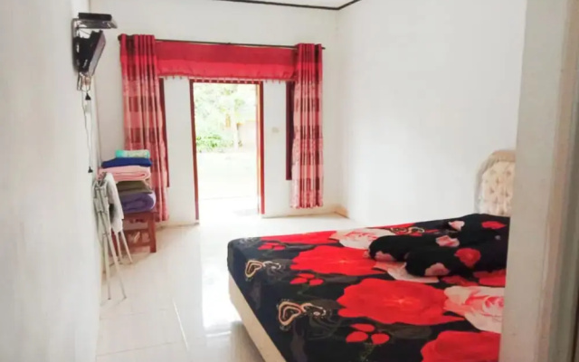 Hotel O Penginapan Putri Asih Sawarna