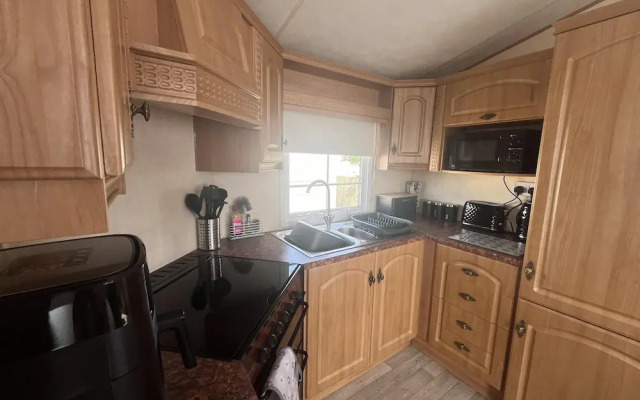 Cozy Cabin Retreat in Towyn