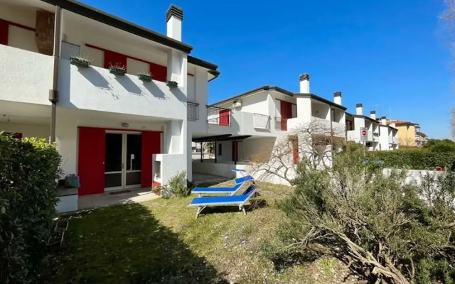 Terraced House With Garden and Pool