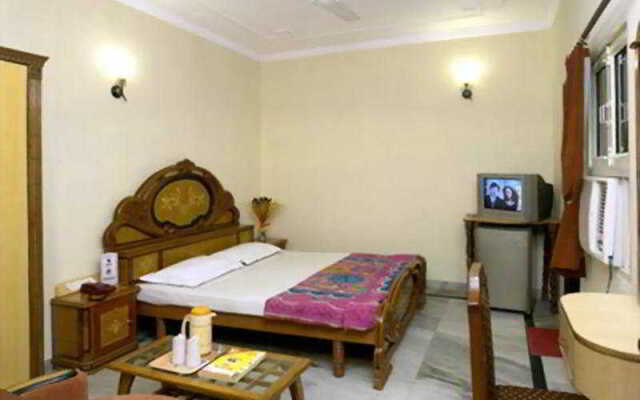 Oyo 44081 Hotel Royal Holidays