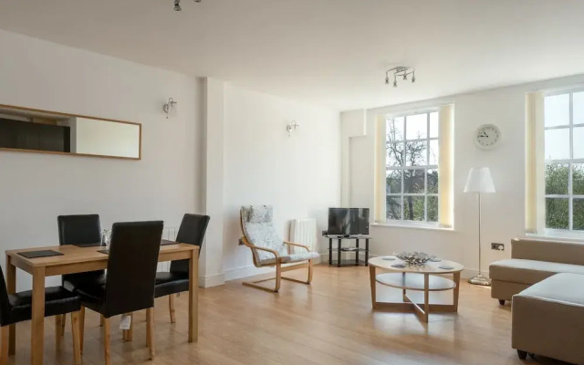 Luxurious 2 Bed Apartment in Central Bedford