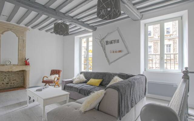 Comfy Apartment in Bayeux. Communal Terrace/livingroom and Kitchen