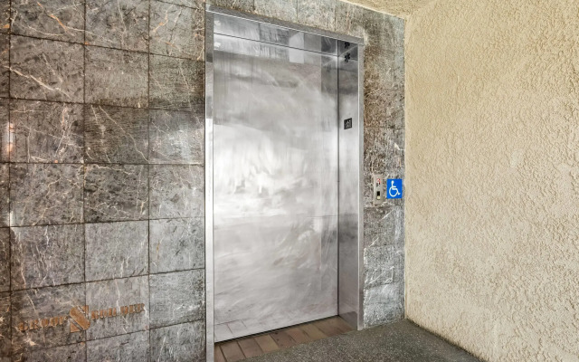Days Inn by Wyndham Fontana / Rialto