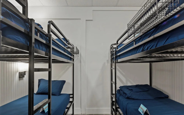 ITH Santa Barbara Beach Hostel