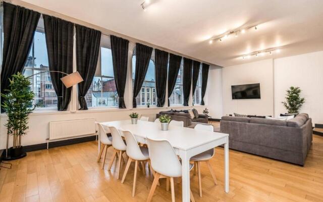 Beautiful Spacious Apartment In The City Centre