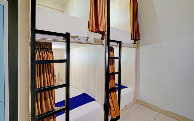 SPOT ON 92975 Aria Hostel Capsul Cihampelas