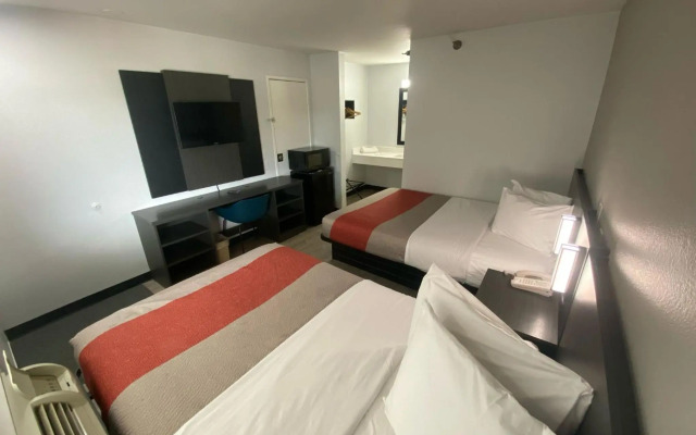 Motel 6 Windsor Locks, CT - Hartford