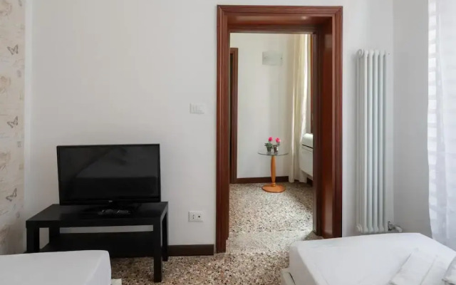 Venice Grand Canal Style Apt 2 by Wonderful Italy