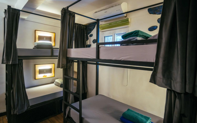 Outpost Beach Hostel - Adults Only
