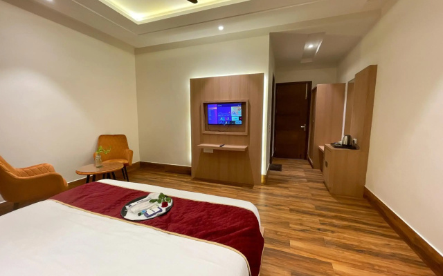 Hotel Crown Savoy, Near Railway Station & GURU NANAK DEV UNIVERSITY