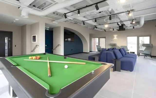 Terry Frost Budget-Friendly Ensuite Room for Students Only