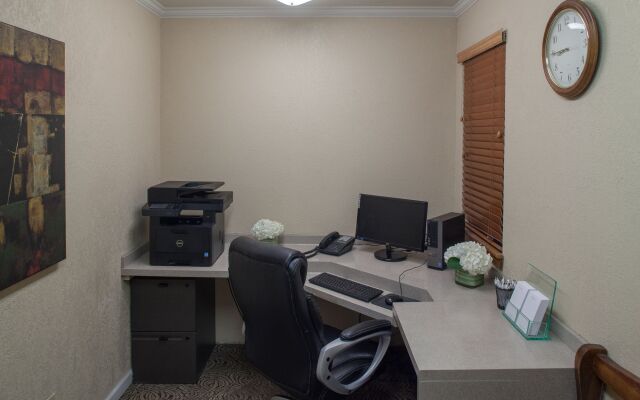 Cloverleaf Suites Kansas City - Overland Park