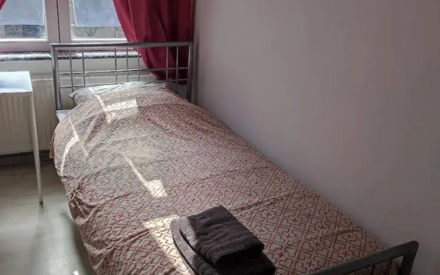 Room in Guest Room - Room In Brussels