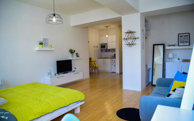 Stylish & Cozy Studio by Danailov Apartments