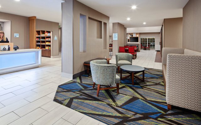 Holiday Inn Express & Suites Tulare, an IHG Hotel