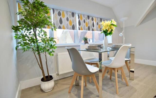 Morden Central Self Contained Flat By CozyNest