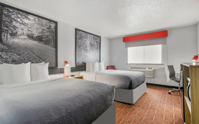 Super 8 by Wyndham Eveleth