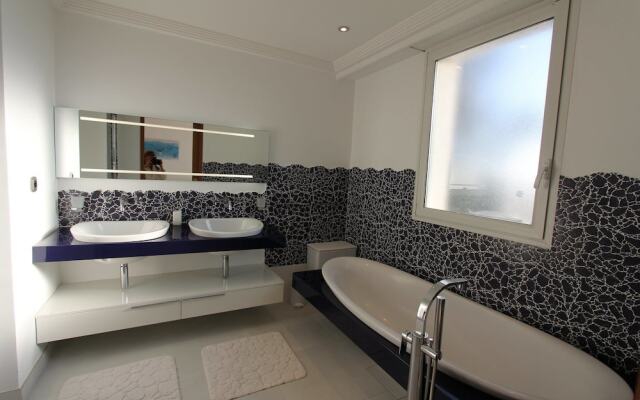 HAVRE DE PAIX" 5 étoiles Prestige jacuzzi, hammam, sauna, PISCINE chauffée Mougins Cannes Grasse