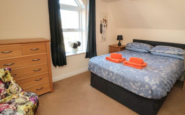 Carisbrooke House, Apartment 6